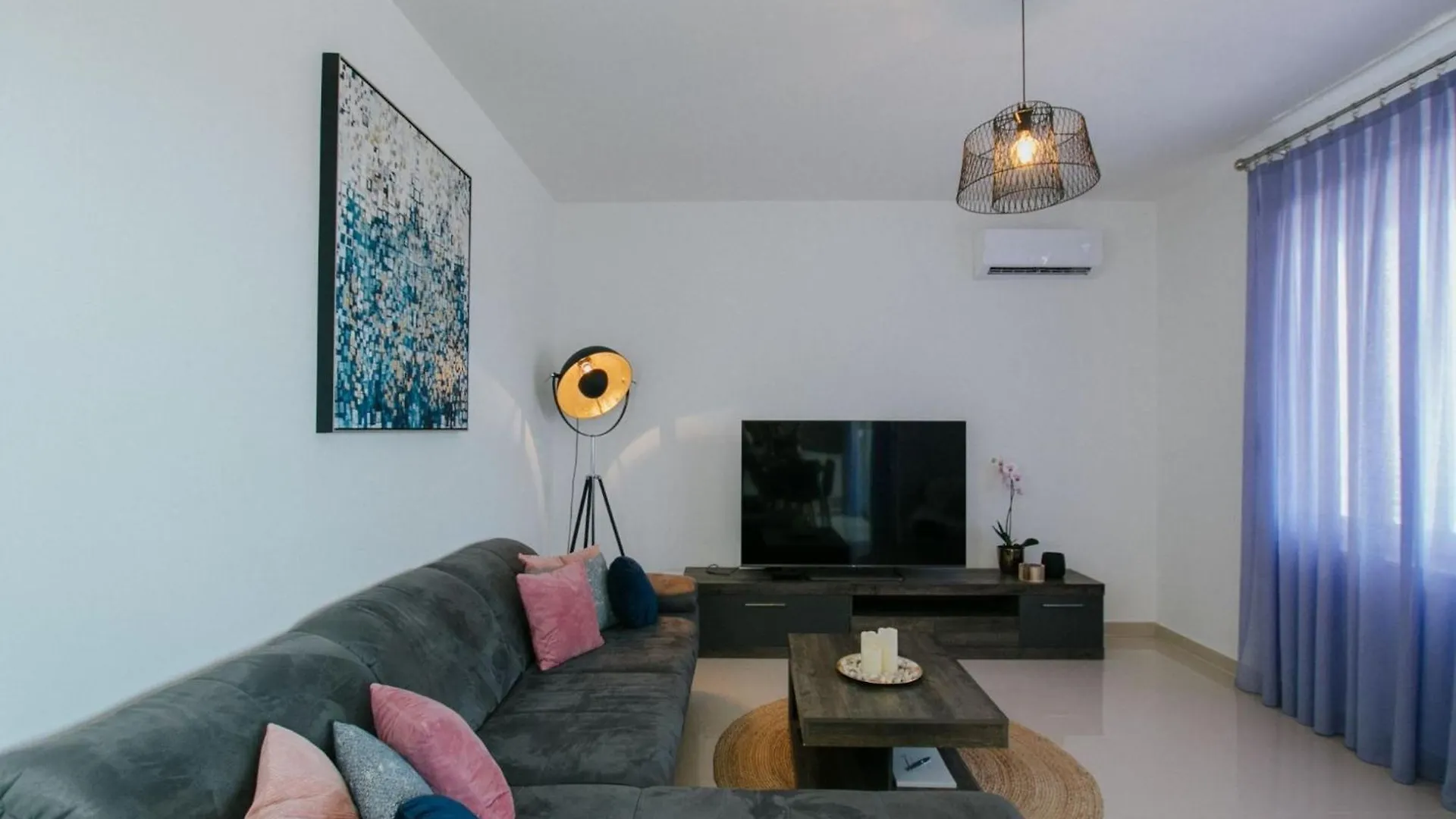Kontakte von Scenic Sea View Apartment Trogir - Two Bedroom Apartment With Balcony And Sea View